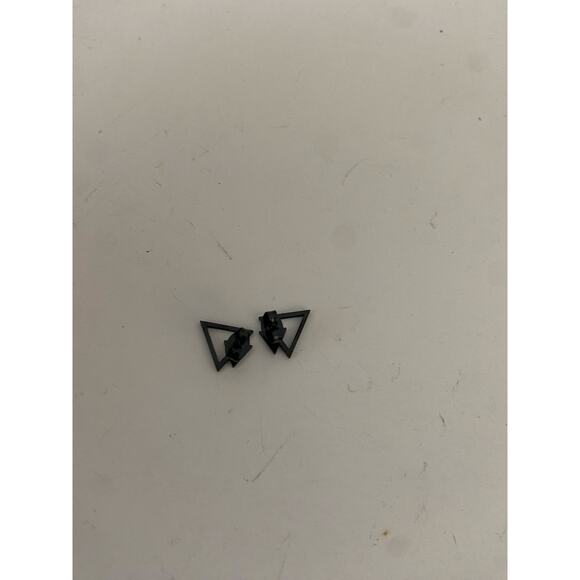 Black triangle stud earrings - Picture 3 of 3
